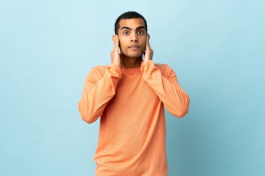 İzole edilmiş arka planda kalan Afrikalı Amerikalı adam hayal kırıklığına uğramış ve kulaklarını kapatmış