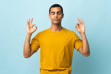Zen pozunda izole edilmiş Afrikalı Amerikalı bir adam.