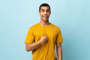 Yüzünde sürpriz ifadeyle izole edilmiş Afrikalı Amerikalı bir adam.