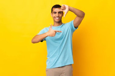 Yüzüne odaklanan, izole edilmiş bir geçmişi olan Afrikalı Amerikalı bir adam. Çerçeve sembolü