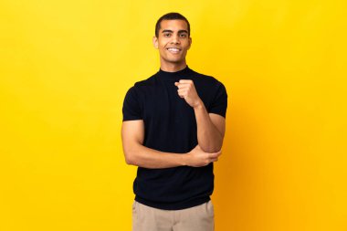 Afrika kökenli Amerikalı bir adam gülerek izole edilmiş.