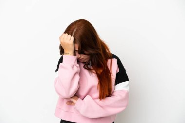 Genç kızıl saçlı kadın, beyaz arka planda baş ağrısı ile izole edilmiş.