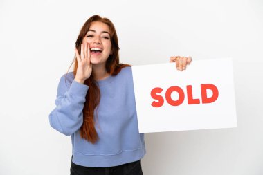 Genç kızıl saçlı kadın beyaz arka planda izole edilmiş. Elinde yazılı bir pankart var.