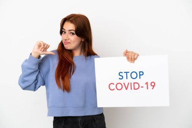 Beyaz arka planda izole edilmiş genç bir kadın elinde yazılı bir pankartla Covid 19 'u gururla durdurun.