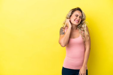 Genç Brezilyalı kadın sarı arka planda izole edilmiş gülüyor.