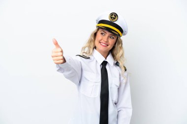 Brezilya uçağı pilotu beyaz arka planda izole edilmiş bir şekilde baş parmak hareketi yapıyor.