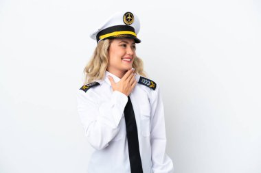 Brezilya uçağı pilotu beyaz arka planda izole edilmiş gülümserken yukarı bakıyor