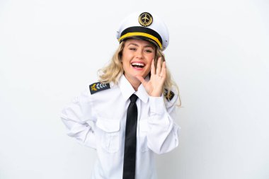 Brezilya uçağı pilotu beyaz arka planda izole edilmiş ve ağzı açık bağırıyor.