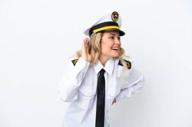 Brezilya uçağı pilotu, beyaz arka planda izole edilmiş bir şekilde elini kulağına koyarak bir şey dinliyor.