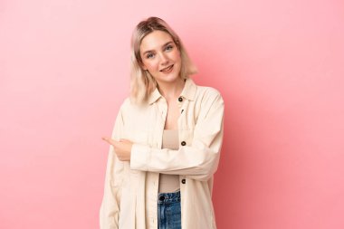 Pembe arka planda izole edilmiş beyaz bir kadın.