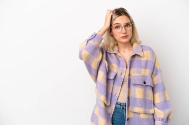 Beyaz arka planda soyutlanmış genç beyaz bir kadın hayal kırıklığı ifadesi ve anlamama.
