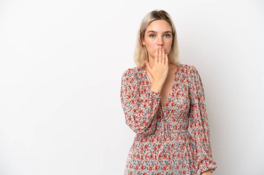 Beyaz arka planda izole edilmiş, ağzı elle kaplanmış beyaz bir kadın.