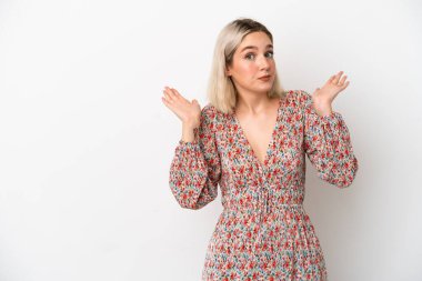 Beyaz arka planda izole edilmiş beyaz bir kadın şüpheli hareketler yapıyor.