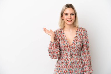 Beyaz arka planda izole edilmiş genç beyaz kadın bir ilan vermek için avucunun içinde hayali bir fotokopi makinesi tutuyor.