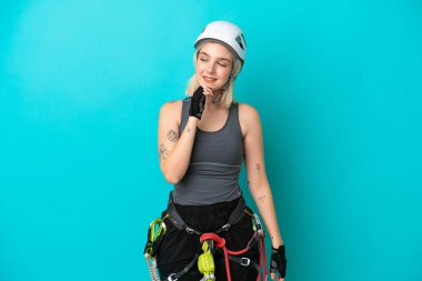 Beyaz arka planda izole edilmiş beyaz bir kaya tırmanışçısı genç bir kadın.