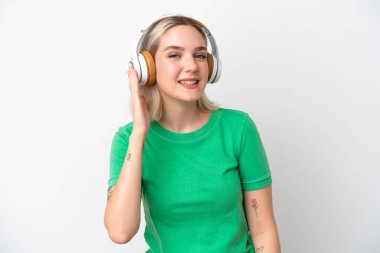 Beyaz arka planda izole edilmiş beyaz bir kadın müzik dinliyor.