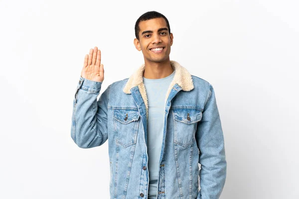 Uomo Afroamericano Sfondo Bianco Isolato Saluto Con Mano Con Espressione — Foto Stock