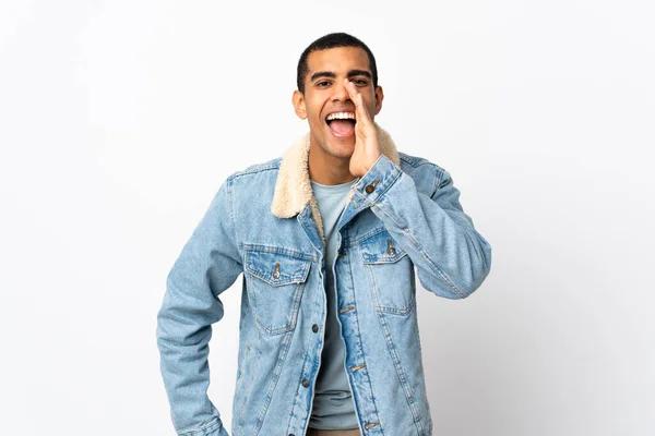 Africano Homem Americano Sobre Isolado Fundo Branco Gritando Com Boca — Fotografia de Stock