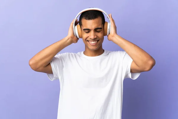 고립된 보라색 배경의 아프리카 미국인 음악듣기 — 스톡 사진