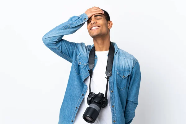 年轻的非洲裔美国摄影师越过孤立的白人背景大笑 — 图库照片