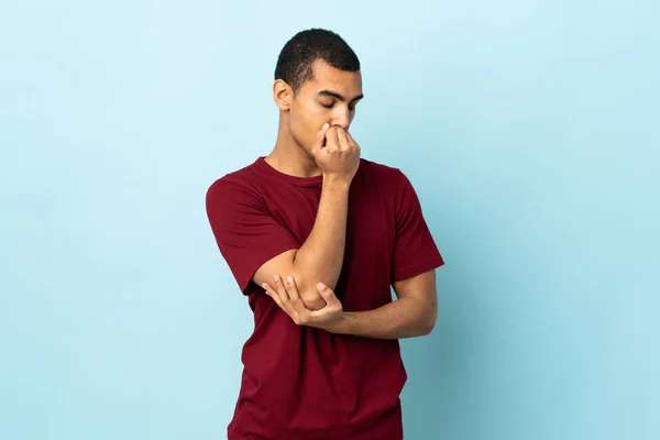 Afroamerikansk Man Över Isolerad Bakgrund Med Tvivel — Stockfoto