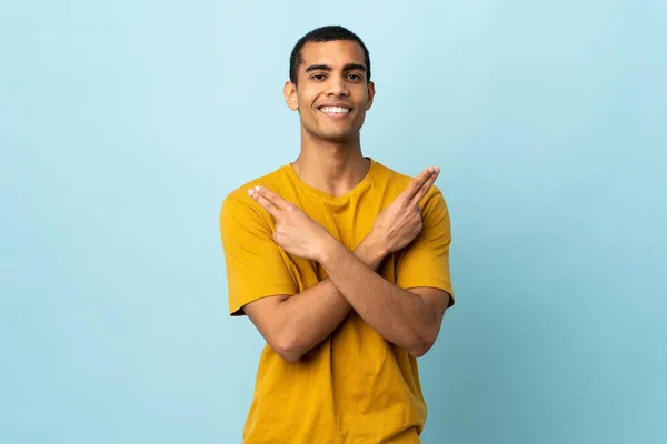 Hombre Afroamericano Sobre Fondo Aislado Sonriendo Mostrando Señal Victoria —  Fotos de Stock