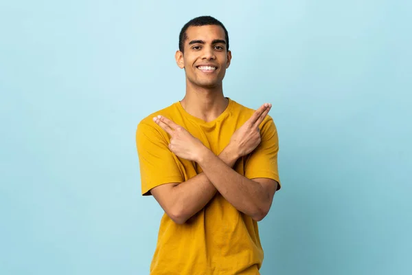 Afro Amerikaanse Man Geïsoleerde Achtergrond Glimlachen Tonen Overwinning Teken — Stockfoto