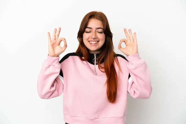 Giovane Rossa Donna Isolata Sfondo Bianco Posa Zen — Foto Stock