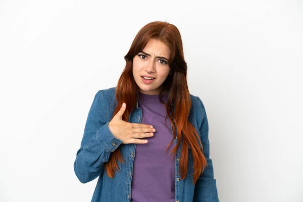 Mulher Ruiva Jovem Isolado Fundo Branco Apontando Para Mesmo — Fotografia de Stock