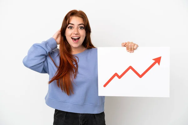 Jonge Roodharige Vrouw Geïsoleerd Witte Achtergrond Met Een Bord Met — Stockfoto