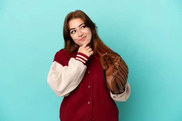 若いですRedhead女性プレイ野球孤立した上に青の背景と見上げ — ストック写真