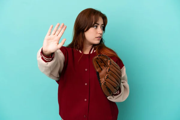 若いです赤毛女性プレイ野球隔離上の青の背景作りストップジェスチャーと失望 — ストック写真