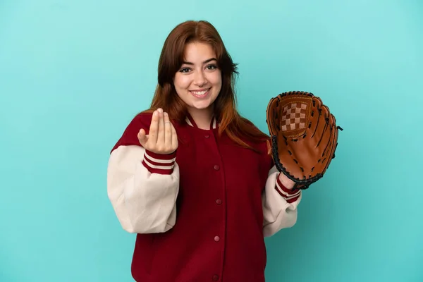 青い背景に隔離された野球をしている若い赤毛の女性が手を携えて来ています 来てくれて嬉しい — ストック写真
