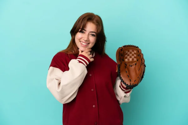 Jong Roodharige Vrouw Spelen Honkbal Geïsoleerd Blauwe Achtergrond Gelukkig Glimlachen — Stockfoto
