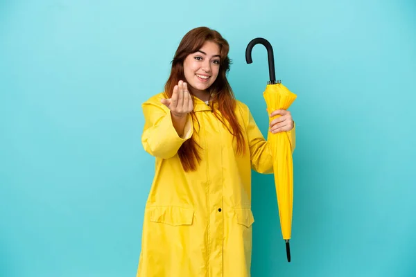 Die Rothaarige Frau Hält Einen Regenschirm Isoliert Auf Blauem Hintergrund — Stockfoto