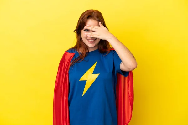 Super Hrdina Zrzka Žena Izolované Žlutém Pozadí Zakrývá Oči Rukama — Stock fotografie
