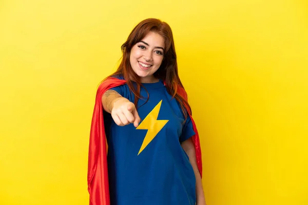 Super Hrdina Zrzka Žena Izolované Žlutém Pozadí Ukazuje Prst Vás — Stock fotografie