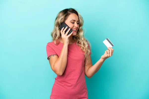 Jonge Braziliaanse Vrouw Geïsoleerd Blauwe Achtergrond Houden Van Een Gesprek — Stockfoto