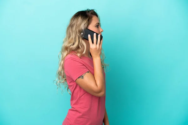 브라질의한 여자는 배경에서 누군가와 전화로 대화를 나누면서 고립되어 있었다 — 스톡 사진
