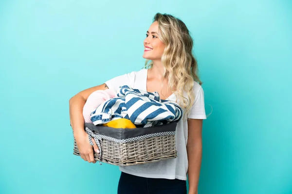 Jovem Brasileira Segurando Uma Cesta Roupas Isolada Fundo Azul Olhando — Fotografia de Stock