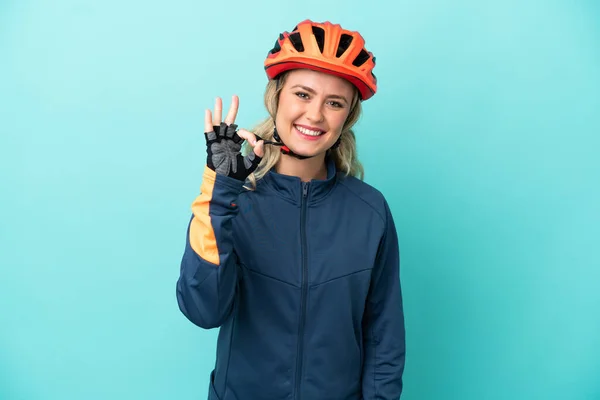 Jonge Fietser Vrouw Geïsoleerd Blauwe Achtergrond Tonen Teken Met Vingers — Stockfoto