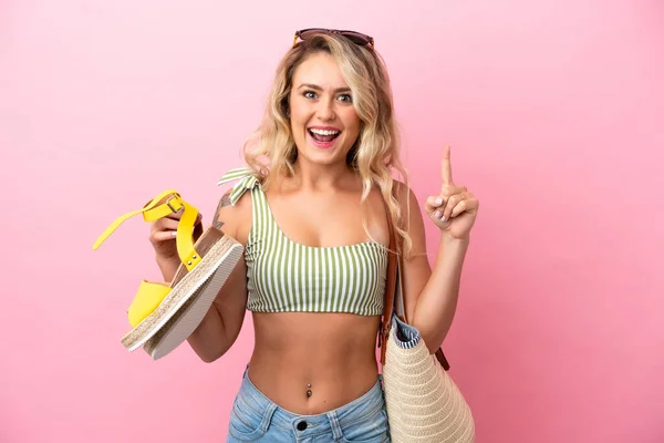 Jovem Brasileira Maiô Férias Verão Isolada Sobre Fundo Rosa Apontando — Fotografia de Stock