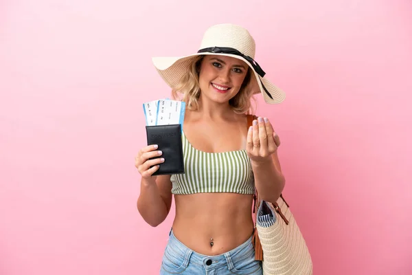 Jovem Brasileira Maiô Férias Verão Isolada Sobre Fundo Rosa Convidando — Fotografia de Stock