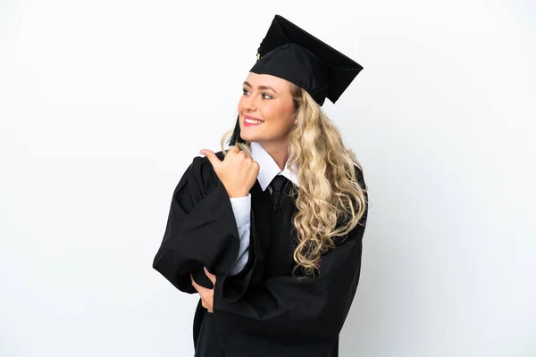 Jovem Universitária Graduada Isolada Sobre Fundo Branco Apontando Para Lado — Fotografia de Stock