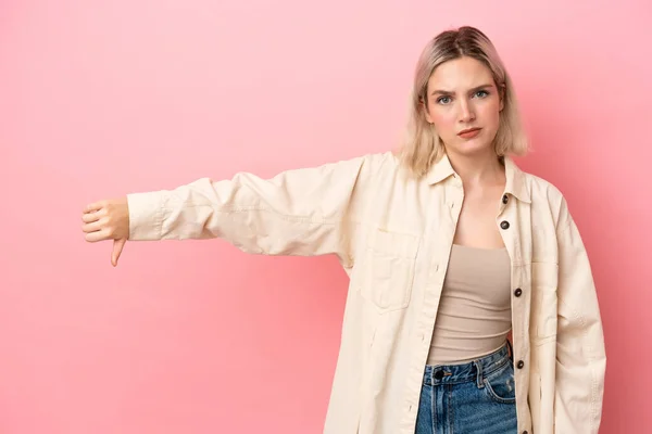 Jeune Femme Caucasienne Isolée Sur Fond Rose Montrant Pouce Vers — Photo