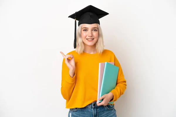 Joven Universitaria Caucásica Graduada Aislada Sobre Fondo Blanco Apuntando Hacia —  Fotos de Stock