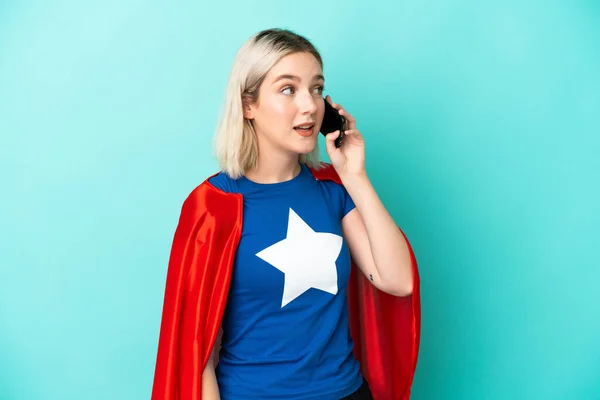 Super Hero Caucasian Woman Isolated Blue Background Keeping Conversation Mobile — Stock Photo, Image