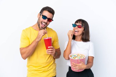 Beyaz arka planda 3 boyutlu gözlüklü ve elinde patlamış mısırla yaşayan genç bir çift.