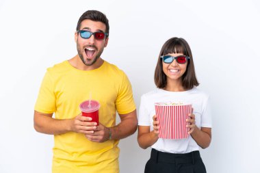 Beyaz arka planda 3 boyutlu gözlüklü ve elinde patlamış mısırla yaşayan genç bir çift.