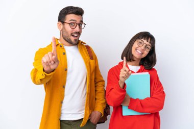 Beyaz arka planda izole genç çift parmak kaldırıyor ve gösteriyor